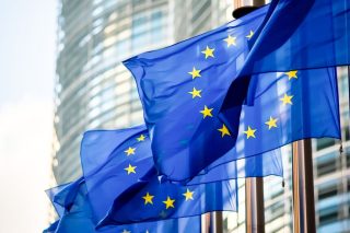 Brussels Calling: Το τελευταίο «χαρτί» για τον Όρμπαν, η αμυντική συμφωνία με Ισλανδία και οι τηγανιτές πατάτες